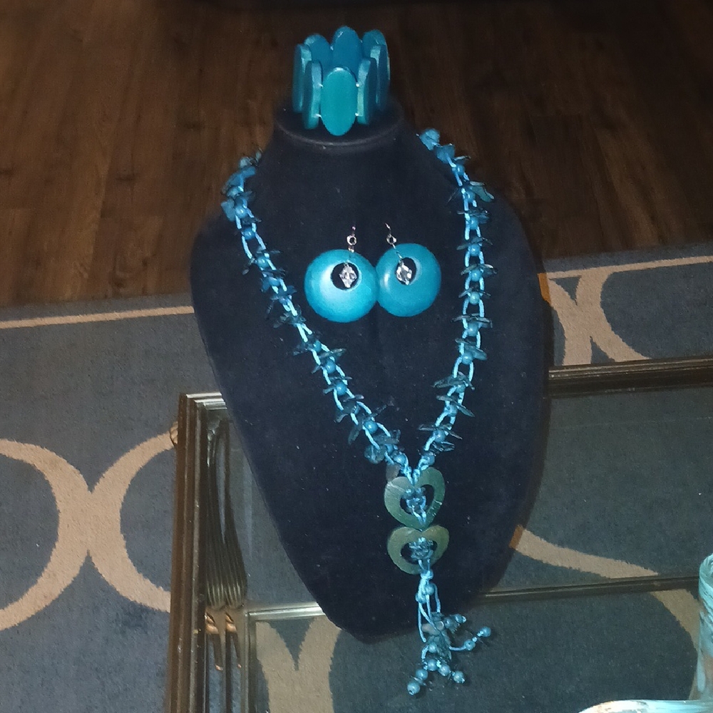 Elegant Blue Wood Jewelry Set